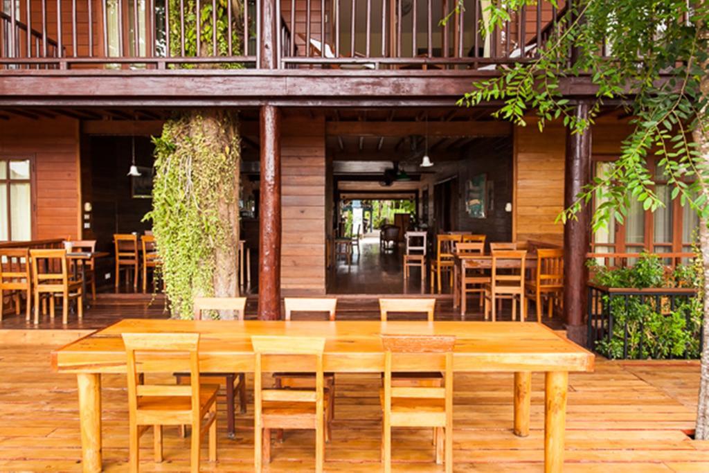 Riverhouse-the Teak House
